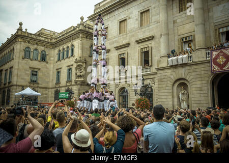 Barcelone, Espagne. 21 sept 2014. Le inyons «de Terrassa' construire une tour humaine au cours de la ville festival 'La Merce 2014' en face de l'hôtel de ville de Barcelone. - Des milliers de spectateurs comblés du Barcelone St Jaume place en face de l'hôtel de ville pour suivre le premier jour de castellers (tours humaines) de Vilafranca, Terrassa et Barcelone, dans le cadre de la programme traditionnel de la ville, festival de la Merce 2014. Credit : Matthias Rickenbach/ZUMA/ZUMAPRESS.com/Alamy fil Live News Banque D'Images