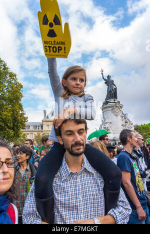 Paris, France. Papa tenant sa fille sur les épaules lors de la manifestation publique, manifestation familiale de la Marche internationale des Nations Unies sur le changement climatique, rassemblement anti-nucléaire, énergie nucléaire, jeune fille française, manifestations écologiques, panneau de protestation pour enfants Banque D'Images