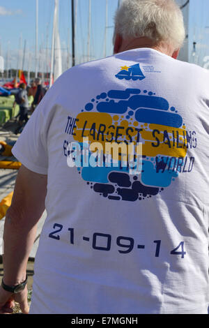 Barth Bash, Itchenor club de voile, port de Chichester, West Sussex UK . 21 sept 2014. En mémoire de feu Andrew (Bart) Simpson dimanche premier Barth Bash. Itchenors canot des marins de Bart Simpson green T shirts racing dans une tentative de record du monde Guinness pour la plus grande course de voile jamais (en fait des centaines de courses tous les détenus à l'intérieur d'une fenêtre de 24 heures), dans la mémoire de l'un des plus grands pays ce marins olympiques, Andrew Simpson, qui a tragiquement perdu la vie dans un accident d'entraînement de la Coupe des Amériques l'année dernière. Analyser les ordinateurs des handicaps bateaux vainqueurs, les conditions de vent pour produire le champion du monde © Gar Banque D'Images