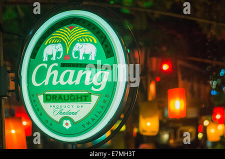 Un signe de la bière Chang à Bangkok Khaosan Road, la Thaïlande. Banque D'Images