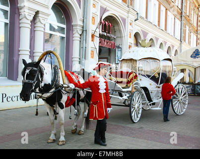 Carré Markin commencer IV festival annuel Rozhdestvenskaya Street. Vous pouvez monter sur un entraîneur magique d'un conte de fées. Banque D'Images