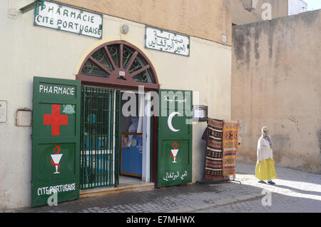 Femme marocaine locale à l'extérieur du bâtiment de la pharmacie, El Jadida, Maroc, Afrique du Nord Banque D'Images