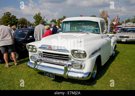 Chevrolet pick up truck blanc 5200cc 2008 à l'hôtel St Christopher's Hospice Classic Car Show qui a eu lieu à Orpington, Kent Banque D'Images