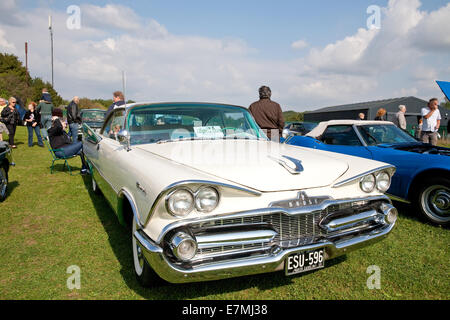 Dodge blanc 5700cc coupé 1988 au St Christopher's Hospice Classic Car Show qui a eu lieu à Orpington, Kent Banque D'Images