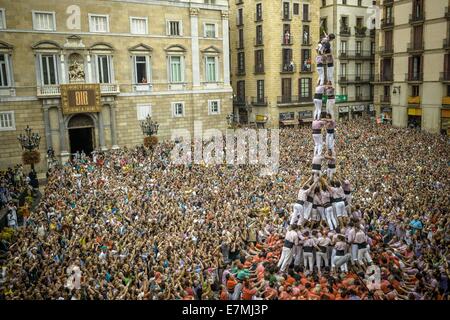 Barcelone, Espagne. Sep 21, 2014. Le inyons «de Terrassa' construire une tour humaine au cours de la ville festival 'La Merce 2014' en face de l'hôtel de ville de Barcelone. Des milliers de spectateurs comblés du Barcelone St Jaume place en face de l'hôtel de ville pour suivre le premier jour de castellers (tours humaines) de Vilafranca, Terrassa et Barcelone, dans le cadre de la programme traditionnel de la ville, festival de la Merce 2014. Credit : Matthias Rickenbach/ZUMA/Alamy Fil Live News Banque D'Images