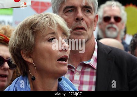 L'actrice britannique Emma Thompson et la designer de mode Vivian Westwood se joignent à des dizaines de milliers de personnes pour marcher dans les rues de Londres avant le sommet d'urgence des Nations Unies sur le changement climatique. 21.09.2014 Banque D'Images