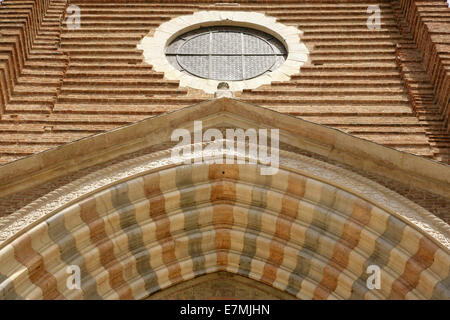 Pierre et brique au-dessus de l'entrée dans le style gothique Dominican Basilica di Sant'Anastasia, Verona, Italie. Banque D'Images