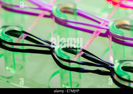 Tisser des bracelets de l'amitié de la bande à l'aide d'un métier à tisser du cadre de bande Banque D'Images