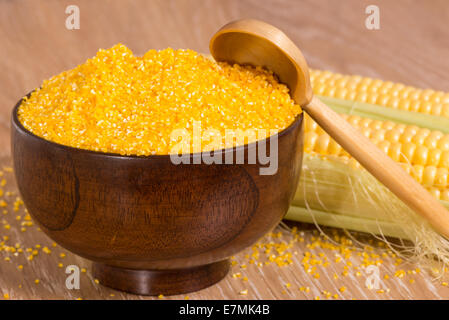 Le gruau de maïs dans un bol en bois et d'épis Banque D'Images