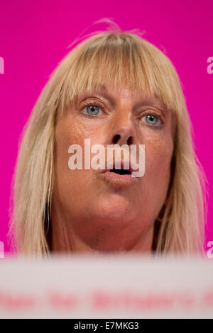 Manchester, UK. Sep 21, 2014. Samantha Atkinson, du travail du Conseil du comté du candidat pour Clacton nord, traite de l'auditorium de la première journée de la conférence annuelle du Parti travailliste à Manchester Central Convention Complex Crédit : Russell Hart/Alamy Live News. Banque D'Images