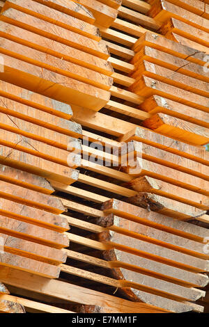 Pile de nouveaux goujons en bois au chantier de bois Banque D'Images