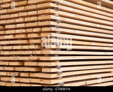 Pile de nouveaux goujons en bois au chantier de bois Banque D'Images