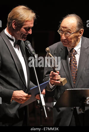 L'ancien ministre allemand des affaires étrangères Hans-Dietrich Genscher (FDP) reçoit le Prix International de Mendelssohn à Leipzig, Maire de Burkhard Jung (SPD, L) à Leipzig (Saxe), Allemagne, 20 septembre 2014. Donner le prix à Genscher, 25 ans après la chute du Mur de Berlin, rend hommage à une personnalité dont la carrière professionnelle est étroitement lié à la révolution pacifique, selon le jury. Le prix a été remis par la Fondation Felix Mendelssohn Bartholdy depuis 2007. Photo : Jan Woitas/dpa Banque D'Images