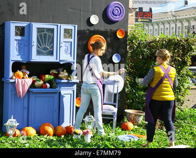 Carré Markin commencer IV festival annuel Rozhdestvenskaya Street. Vous pouvez voir beaucoup d'exposition intéressante avec des légumes d'automne. Banque D'Images