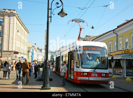 Au début place Markin IV festival annuel Rozhdestvenskaya Street. Vous pouvez voir le nouveau tram et même pilote. Banque D'Images