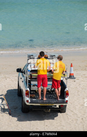 De sauveteurs sur la plage à St Ives en Cornouailles Banque D'Images