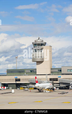 ZURICH - 21 SEPTEMBRE : tour de contrôle de l'aéroport de Zurich le 21 septembre 2014 à Zurich, Suisse. Zurich International Airpor Banque D'Images