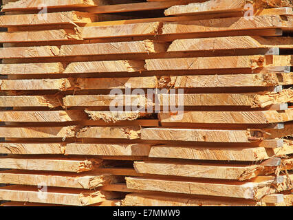 Pile de nouveaux goujons en bois au chantier de bois Banque D'Images