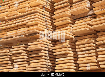 Pile de nouveaux goujons en bois au chantier de bois Banque D'Images