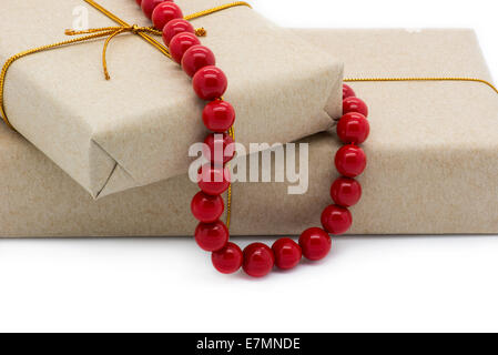 Coffrets cadeaux en papier d'emballage brun et perles de pierre gemme rouge. Banque D'Images