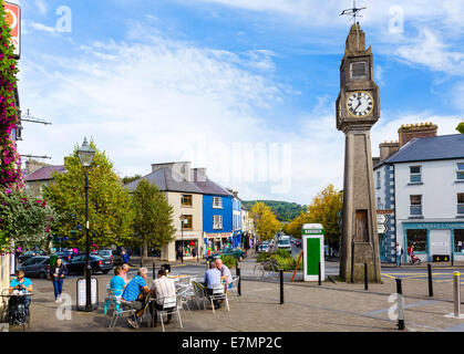 Café en face de la tour de l'horloge, l'octogone, Westport, Comté de Mayo, République d'Irlande Banque D'Images