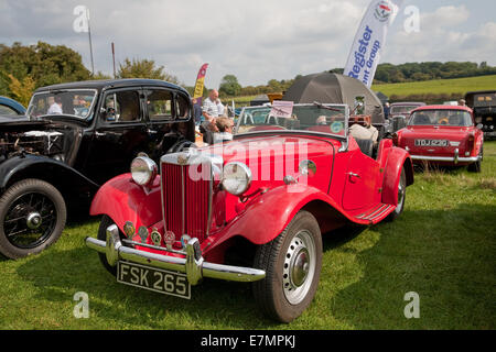 Red MG TD/TF 1250CC SPORTS 1992 à la St Christopher's Hospice Classic Car Show qui a eu lieu à Orpington, Kent Banque D'Images