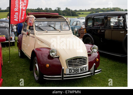 Citroën 2CV 6 special 602cc 1986 à l'hôtel St Christopher's Hospice Classic Car Show qui a eu lieu à Orpington, Kent Banque D'Images