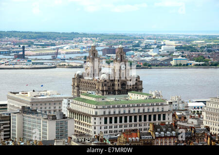 Le Liver Building et la rivière Mersey vu de St.Georges tower dans le centre-ville de Liverpool, Angleterre, Royaume-Uni Banque D'Images