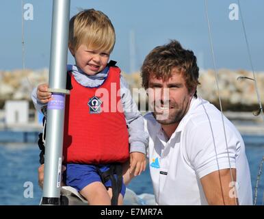 Portland, UK. Sep 21, 2014. Bart's Bash à l'Académie nationale de voile à Portland, dans le Dorset. Andrew Simpson's Olympic sailing buddy Iain Percy avec Andrew's fils Freddie alors qu'ils sont sur le point de quitter pour prendre part à la plus grande compétition de voile dans le monde d'aujourd'hui (dimanche 21 septembre) la voile dans son 'classe' Location de qu'ils ont gagné une médaille d'argent en 2012 à Londres. L'événement est une immense charité l'un en réponse à Andrew de la mort subite de tout en naviguant dans un yacht de l'America's cup. 21 Septembre, 2014 Photo : Crédit : Dorset Media Service/Alamy Live News Banque D'Images