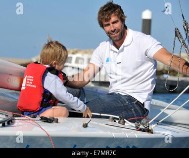 Portland, UK. Sep 21, 2014. Bart's Bash à l'Académie nationale de voile à Portland, dans le Dorset. Andrew Simpson's Olympic sailing buddy Iain Percy avec Andrew's fils Freddie alors qu'ils sont sur le point de quitter pour prendre part à la plus grande compétition de voile dans le monde d'aujourd'hui (dimanche 21 septembre) la voile dans son 'classe' Location de qu'ils ont gagné une médaille d'argent en 2012 à Londres. L'événement est une immense charité l'un en réponse à Andrew de la mort subite de tout en naviguant dans un yacht de l'America's cup. 21 Septembre, 2014 Photo : Crédit : Dorset Media Service/Alamy Live News Banque D'Images