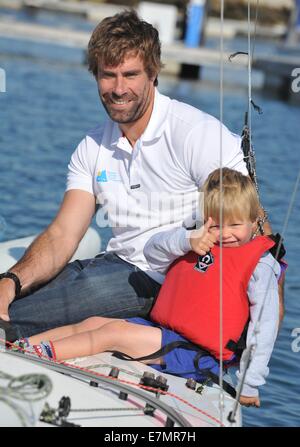 Portland, UK. Sep 21, 2014. Bart's Bash à l'Académie nationale de voile à Portland, dans le Dorset. Andrew Simpson's Olympic sailing buddy Iain Percy avec Andrew's fils Freddie alors qu'ils sont sur le point de quitter pour prendre part à la plus grande compétition de voile dans le monde d'aujourd'hui (dimanche 21 septembre) la voile dans son 'classe' Location de qu'ils ont gagné une médaille d'argent en 2012 à Londres. L'événement est une immense charité l'un en réponse à Andrew de la mort subite de tout en naviguant dans un yacht de l'America's cup. 21 Septembre, 2014 Photo : Crédit : Dorset Media Service/Alamy Live News Banque D'Images