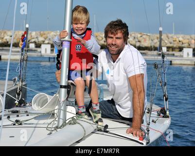 Portland, UK. Sep 21, 2014. Bart's Bash à l'Académie nationale de voile à Portland, dans le Dorset. Andrew Simpson's Olympic sailing buddy Iain Percy avec Andrew's fils Freddie alors qu'ils sont sur le point de quitter pour prendre part à la plus grande compétition de voile dans le monde d'aujourd'hui (dimanche 21 septembre) la voile dans son 'classe' Location de qu'ils ont gagné une médaille d'argent en 2012 à Londres. L'événement est une immense charité l'un en réponse à Andrew de la mort subite de tout en naviguant dans un yacht de l'America's cup. 21 Septembre, 2014 Photo : Crédit : Dorset Media Service/Alamy Live News Banque D'Images