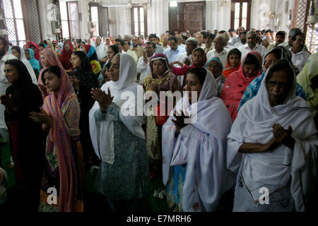 Peshawar. 22 août, 2013. Les chrétiens pakistanais assister à la minorité une masse sur le premier anniversaire d'une explosion dans le nord-ouest de l'église les chrétiens de ciblage du Pakistan Peshawar le 21 septembre 2014. Au moins 78 personnes ont été tuées et plus de 146 autres blessées dans des explosions meurtrières double frappé une église chrétienne dans le nord-ouest du Pakistan Peshawar sur Septembre 22, 2013. © Ahmad Sidique/Xinhua/Alamy Live News Banque D'Images