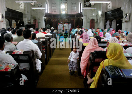 Peshawar. 22 août, 2013. Les chrétiens pakistanais assister à la minorité une masse sur le premier anniversaire d'une explosion dans le nord-ouest de l'église les chrétiens de ciblage du Pakistan Peshawar le 21 septembre 2014. Au moins 78 personnes ont été tuées et plus de 146 autres blessées dans des explosions meurtrières double frappé une église chrétienne dans le nord-ouest du Pakistan Peshawar sur Septembre 22, 2013. © Ahmad Sidique/Xinhua/Alamy Live News Banque D'Images