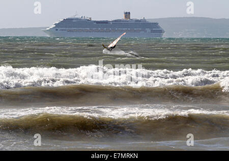 Pratique de la planche à voile et kite surf à la plage d'El Arenal à Majorque, Espagne Banque D'Images