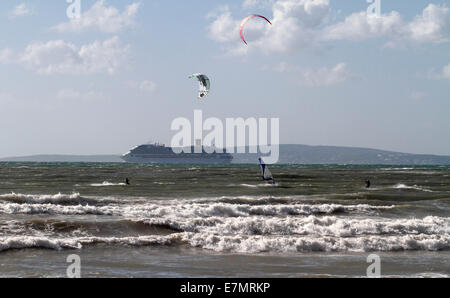 Pratique de la planche à voile et kite surf à la plage d'El Arenal à Majorque, Espagne Banque D'Images