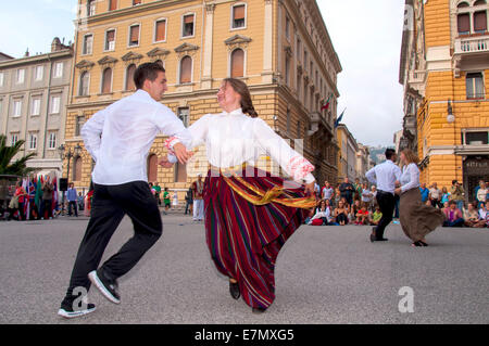 Trieste, Italie. 21 Septembre, 2014. Étudiants de l'United World Colleges - UWC Adriatic - a présenté un spectacle de danse internationale sur la Piazza Sant'Antonio Nuovo dans cette ville côtière de l'Adriatique pour marquer la Journée internationale de la paix. Crédit : Richard Wayman/Alamy Live News Banque D'Images