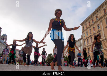 Trieste, Italie. 21 Septembre, 2014. Étudiants de l'United World Colleges - UWC Adriatic - a présenté un spectacle de danse internationale sur la Piazza Sant'Antonio Nuovo dans cette ville côtière de l'Adriatique pour marquer la Journée internationale de la paix. Crédit : Richard Wayman/Alamy Live News Banque D'Images