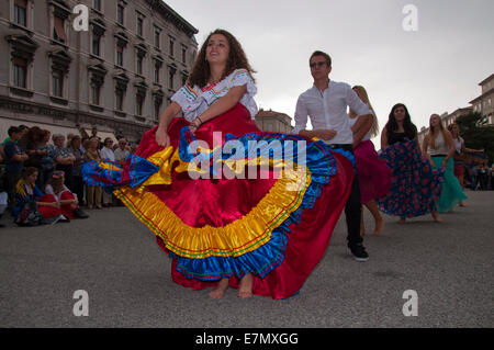 Trieste, Italie. 21 Septembre, 2014. Étudiants de l'United World Colleges - UWC Adriatic - a présenté un spectacle de danse internationale sur la Piazza Sant'Antonio Nuovo dans cette ville côtière de l'Adriatique pour marquer la Journée internationale de la paix. Crédit : Richard Wayman/Alamy Live News Banque D'Images