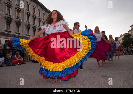 Trieste, Italie. 21 Septembre, 2014. Étudiants de l'United World Colleges - UWC Adriatic - a présenté un spectacle de danse internationale sur la Piazza Sant'Antonio Nuovo dans cette ville côtière de l'Adriatique pour marquer la Journée internationale de la paix. Crédit : Richard Wayman/Alamy Live News Banque D'Images