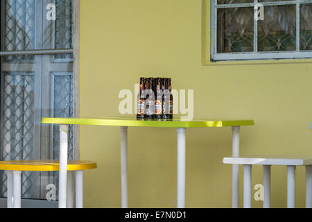 Des bouteilles vides de bière Banques regroupés sur une table dans la nuit d'avant. Utilisez UNIQUEMENT ÉDITORIALE Banque D'Images