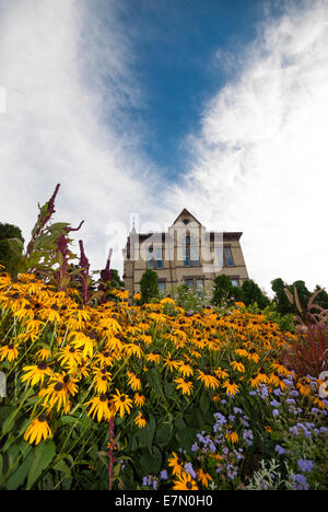 Le jardin de Shakespeare avec une vue sur le palais de justice à Stratford (Ontario) Canada Banque D'Images