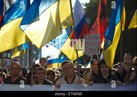 Moscou, Russie. Sep 21, 2014. Les gens tiennent des drapeaux russes et ukrainiennes. Banner se lit comme ''Poutine arrêter la folie''. Au cours de la marche de la paix des milliers de personnes dans de nombreuses villes de Russie et dans le monde se sont joints à une marche pour la paix pour appeler à la paix entre la Russie et l'Ukraine. Crédit : Anna Sergeeva/ZUMA/Alamy Fil Live News Banque D'Images