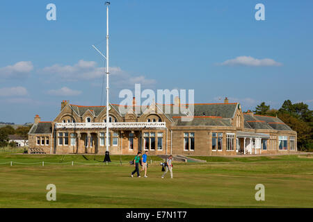 Clubhouse et premier fairway de Royal Troon Golf Club, Troon, Ayrshire, Scotland, UK Banque D'Images