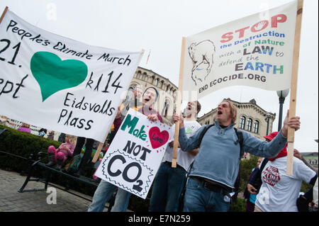 Oslo, Norvège. Sep 21, 2014. Les manifestants se rassembleront à l'avant du bâtiment (Storting il Stortingsbygningen : norvégien) le parlement de la Norvège, comme des milliers de manifestants à travers le centre d'Oslo pour appuyer l'action sur le changement climatique mondial, le 21 septembre 2014. Selon les organisateurs de 'la', mars climatique la démonstration d'Oslo a été l'un des événements de solidarité 2 808 dans 166 pays, qui était "le plus grand de l'histoire mars climatique'. Credit : Ryan Rodrick Beiler/Alamy Live News Banque D'Images