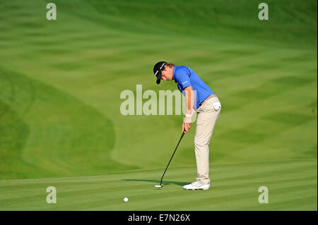 Newport, Pays de Galles. Sep 21, 2014. Les fournisseurs d'Handa Wales Open Golf dernière journée au Celtic Manor Resort à Newport, Royaume-Uni.  : Eddie Pepperell d'Angleterre sur le 18ème green. Credit : Phil Rees/Alamy Live News Banque D'Images