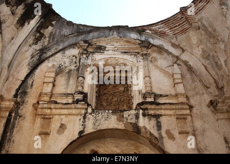 Arches de toit élevé et des sculptures dans les ruines de la cathédrale historique d'Antigua, Guatemala. Banque D'Images