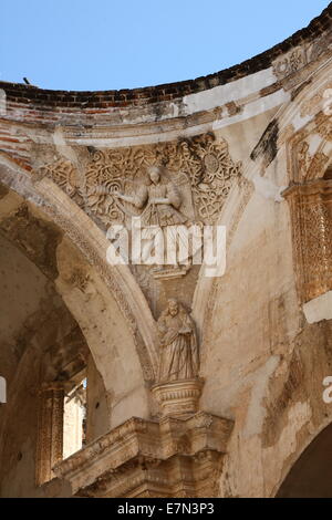 Arches de toit élevé et des sculptures dans les ruines de la cathédrale historique d'Antigua, Guatemala. Banque D'Images