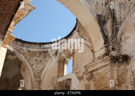 Arches de toit élevé et des sculptures dans les ruines de la cathédrale historique d'Antigua, Guatemala. Banque D'Images