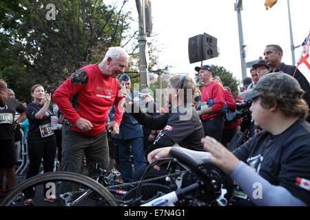 Ottawa, Canada. Sep 21, 2014. Gouverneur général du Canada David Johnston (Haut) parle avec Greg James à l'Armée du Canada 2014 à Ottawa, Canada, le 21 septembre, 2014. Les soldats blessés et les athlètes handicapés ont été parmi les 25 000 coureurs à l'événement annuel qui aide à recueillir des fonds pour les familles des militaires. Credit : Cole Burston/Xinhua/Alamy Live News Banque D'Images